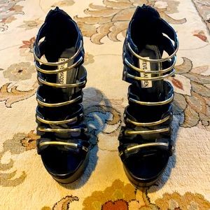 Steve Madden size 6 Wingger Wedge black/gold